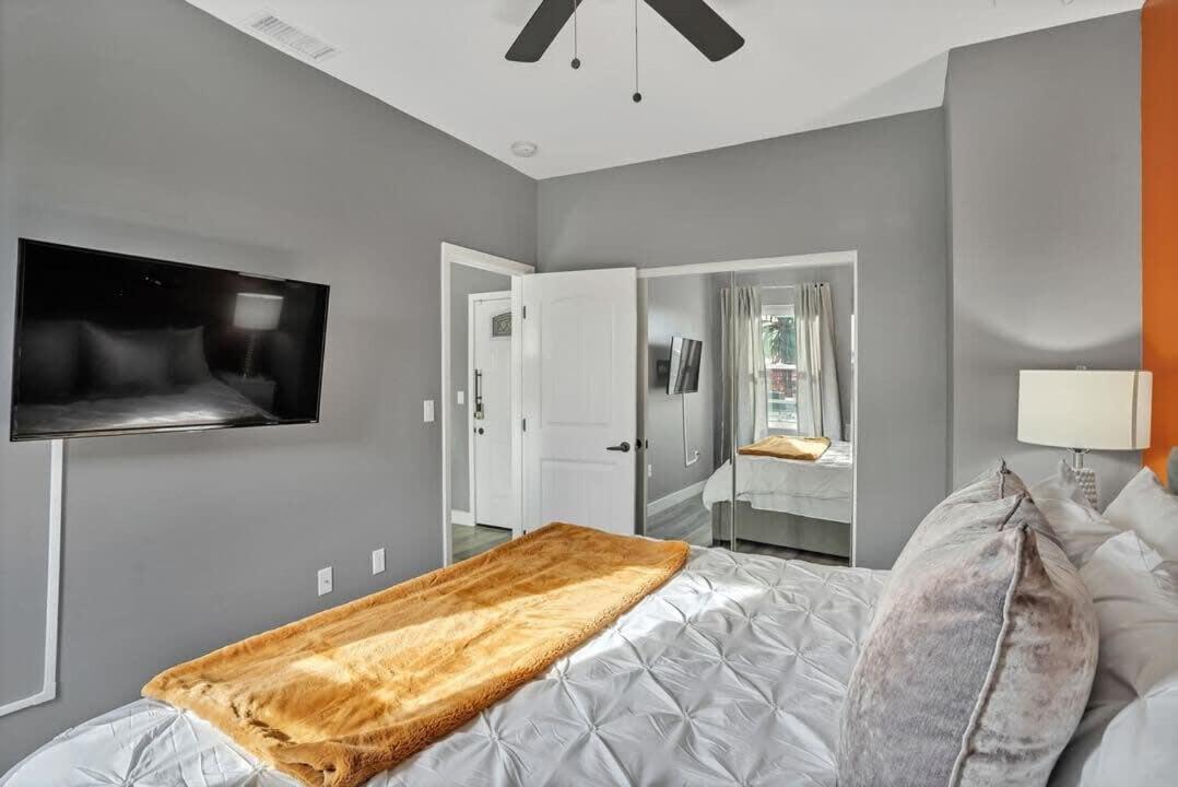Professionals-Restaurants-Fastwifi-A C-Desk- Pets Apartment San Diego Exterior photo