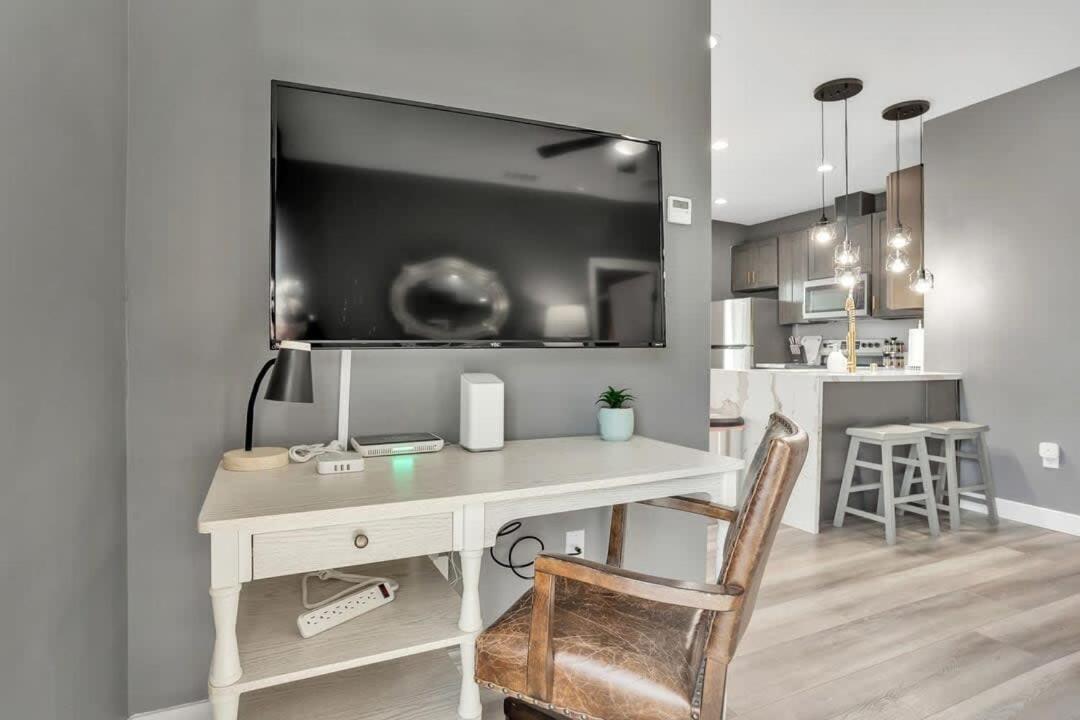 Professionals-Restaurants-Fastwifi-A C-Desk- Pets Apartment San Diego Exterior photo